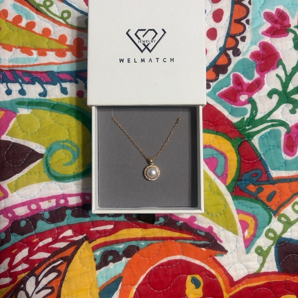 Welwatch Elegant Gold and Pearl Pendant Necklace - Picture 4 of 4